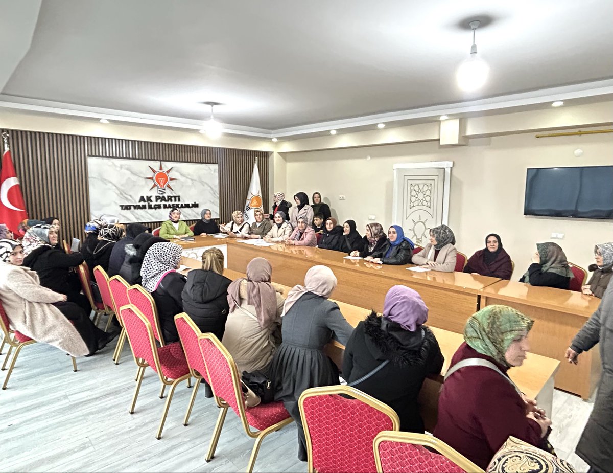Kadın Kolları Başkanımız, yönetim kurulu üyelerimiz ve mahalle başkanlarımızla birlikte haftalık istişare toplantımızı gerçekleştirdik.

Toplantımızda teşkilat çalışmalarımızı değerlendirerek, yaklaşan programlarımızı ele aldık ve kadınlarımızın sosyal hayata katılımını artırmaya