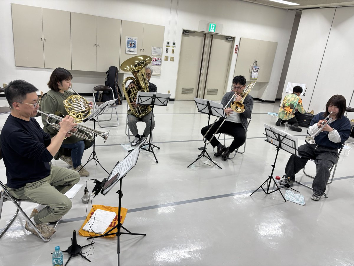 EErnst40980's tweet photo. Ensemble ERNST
練習〜🎵
独特の伝え方に笑いあり訳しありで
なんだか楽しい練習でした^ ^
本物の音楽目指して向き合っていきます！
----
Ensemble ERNST
16th.Concert
10/4(日)13:30開演
熱田文化小劇場 https://t.co/ISHUYktXtq