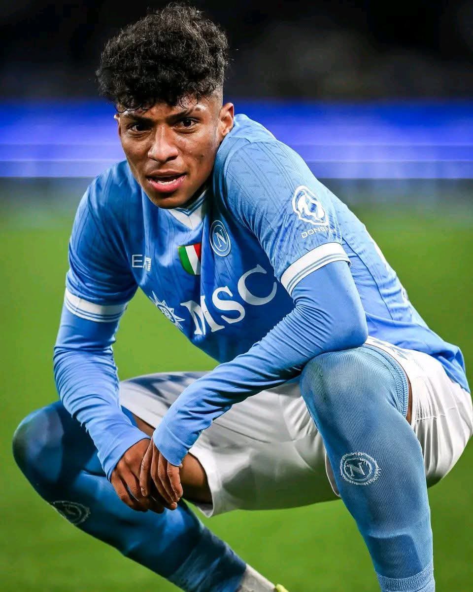 نتفرج على مباره بارما ونابولي مع خوي فقالي على واحد اسمه أليسون انه تونسي الجنسيه 🤣🤣 تي وين ايام يسموا الحبيب والباجي والشاذلي والمنجي 🤷🏻‍♂️ راحت ايام العز يا تونس الخضراء