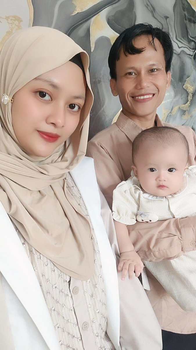 MayangApril19's tweet photo. Masya Allah tabarakallah allahumma Barik 🤍 momen lebaran with asheeqa dan ayah asheeqa. https://t.co/TH9RGZYzjO