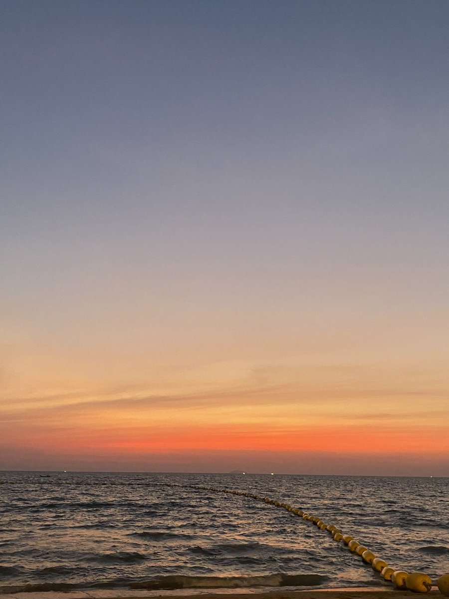 pluto134340t's tweet photo. Sunset #พัทยา https://t.co/52zoWq8LLv