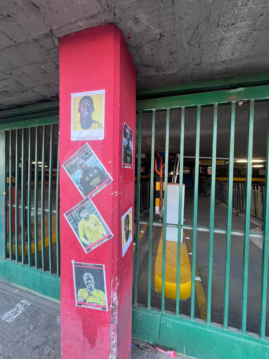 CaracolBga's tweet photo. 🔴 #Atencion #Nosenvian | En los alrededores del estadio Américo Montanini se han reportado pancartas con mensajes intimidatorios dirigidos a los futbolistas del Atlético Bucaramanga. https://t.co/Ia6F5ewtZF