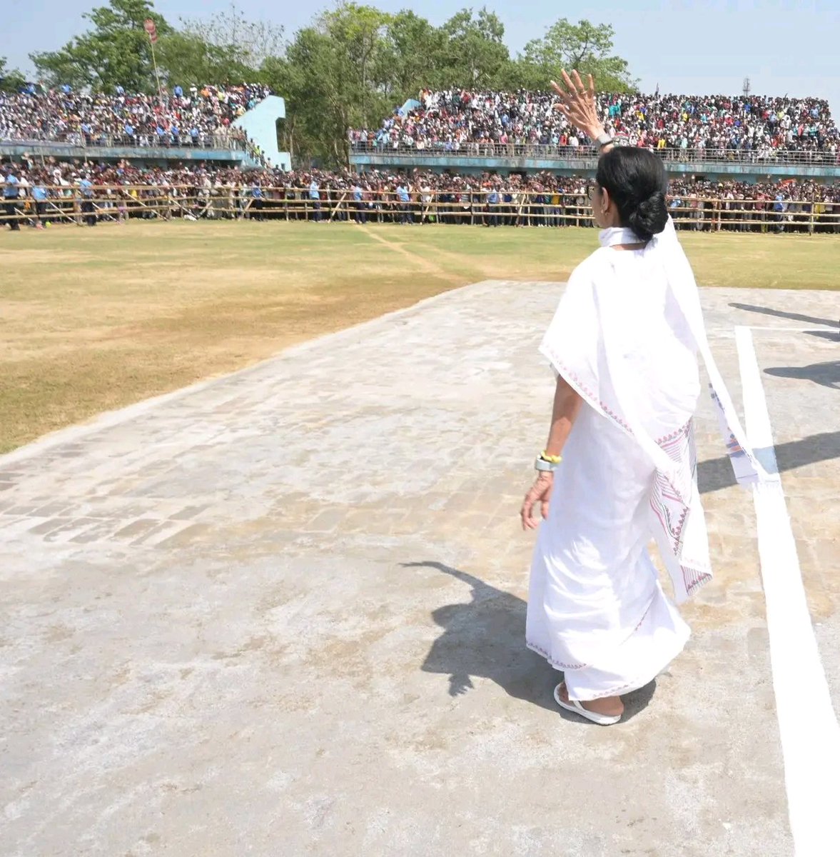 BanglarGorboMB's tweet image. ১৫ বছরের উন্নয়নের ধারা,
দিদিই তো আজ সবার সাহারা।
#MamataBanerjee #AbarJitbeBangla