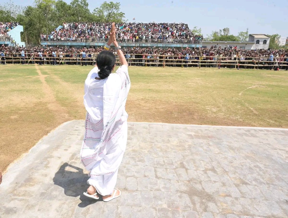 BanglarGorboMB's tweet image. ১৫ বছরের উন্নয়নের ধারা,
দিদিই তো আজ সবার সাহারা।
#MamataBanerjee #AbarJitbeBangla