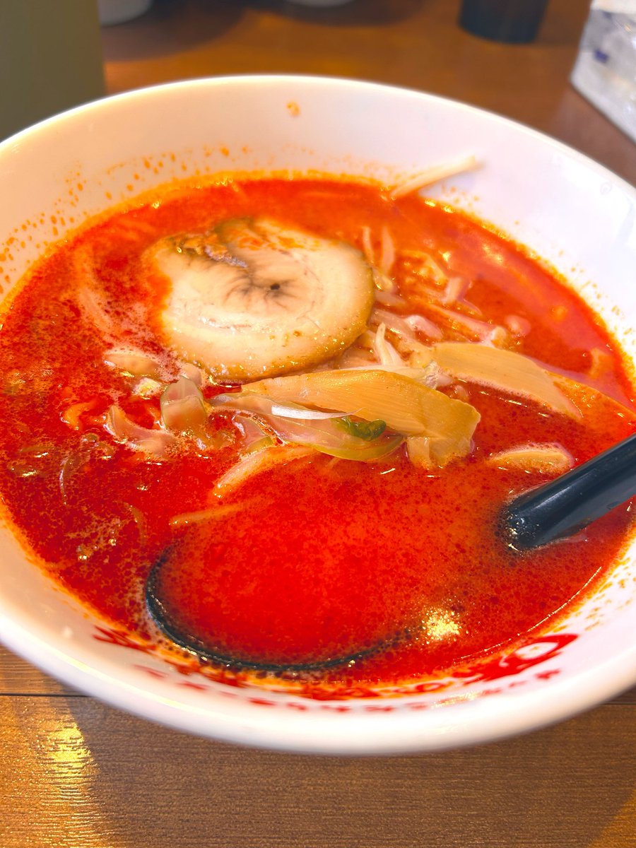 まさかの2日連続ラーメン🍥🍜笑 
チャーシューの脂身食べられないかもしれない💦 1日目は胃もたれがやばかった、、、(´･-･`)  
でもラーメンは正義だっ🍜✊🏻
