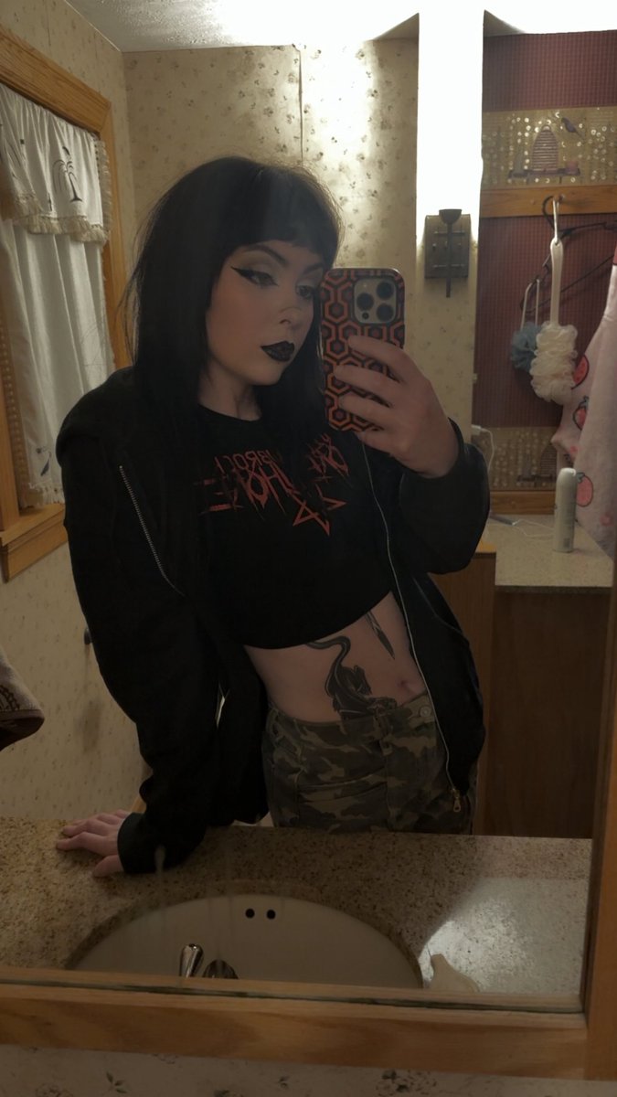 𝐥𝐢𝐯𝐢𝐧𝐠 𝐝𝐞𝐚𝐝 𝐠𝐢𝐫𝐥 🦇 tweet media