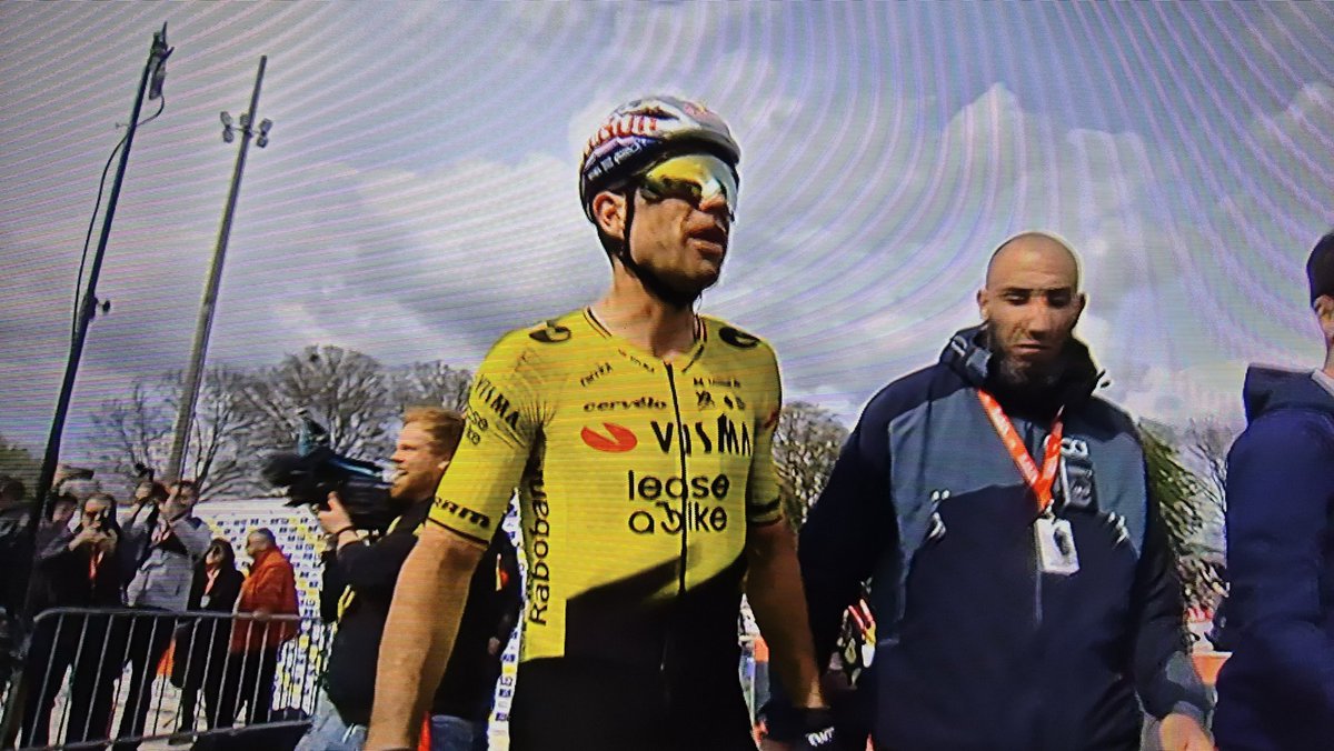 Linkinbat's tweet photo. Quelle émotion, quel exploit, quel grand Monsieur!!!  Superbe Wout!  J'ai rarement autant vibré devant une course!  #wout #vanaert #parisroubaix @RoBeenkens @RTBFsport @cyril_saugrain MERCI pour ce magnifique moment de sport!!! 🇧🇪 https://t.co/K08NuZZ44N