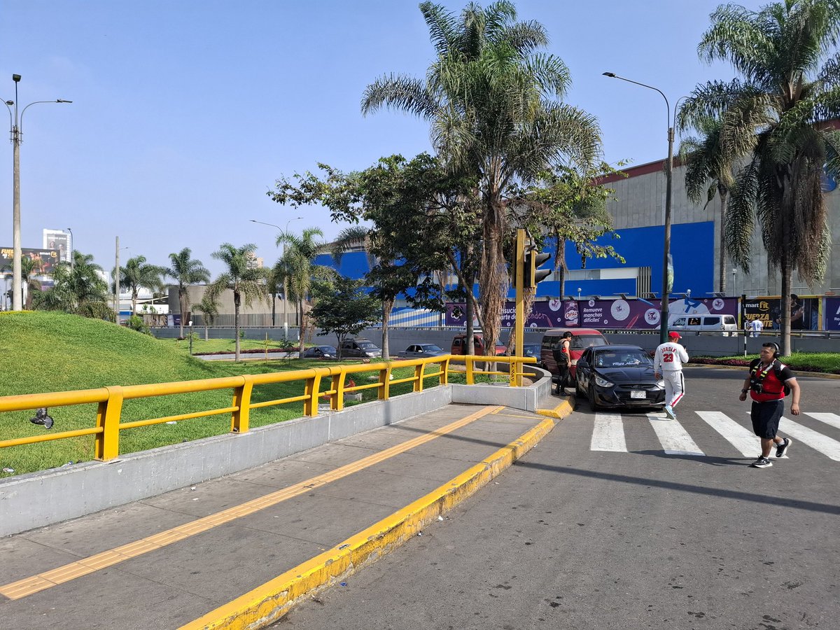 RayCrisp2's tweet photo. Y así quieren combatir a los colectivos e informales del transporte público?? 
Ellos hacen su paradero en plena curva de la subida a la av aviación y al frente policias de transito que están de adorno.
@PoliciaPeru @ATU_GobPeru @MunideSanBorja @MTC_GobPeru @MuniLima @sutranperu https://t.co/3yJB6F1Xnf