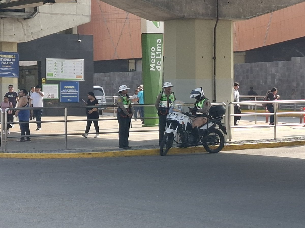 RayCrisp2's tweet photo. Y así quieren combatir a los colectivos e informales del transporte público?? 
Ellos hacen su paradero en plena curva de la subida a la av aviación y al frente policias de transito que están de adorno.
@PoliciaPeru @ATU_GobPeru @MunideSanBorja @MTC_GobPeru @MuniLima @sutranperu https://t.co/3yJB6F1Xnf