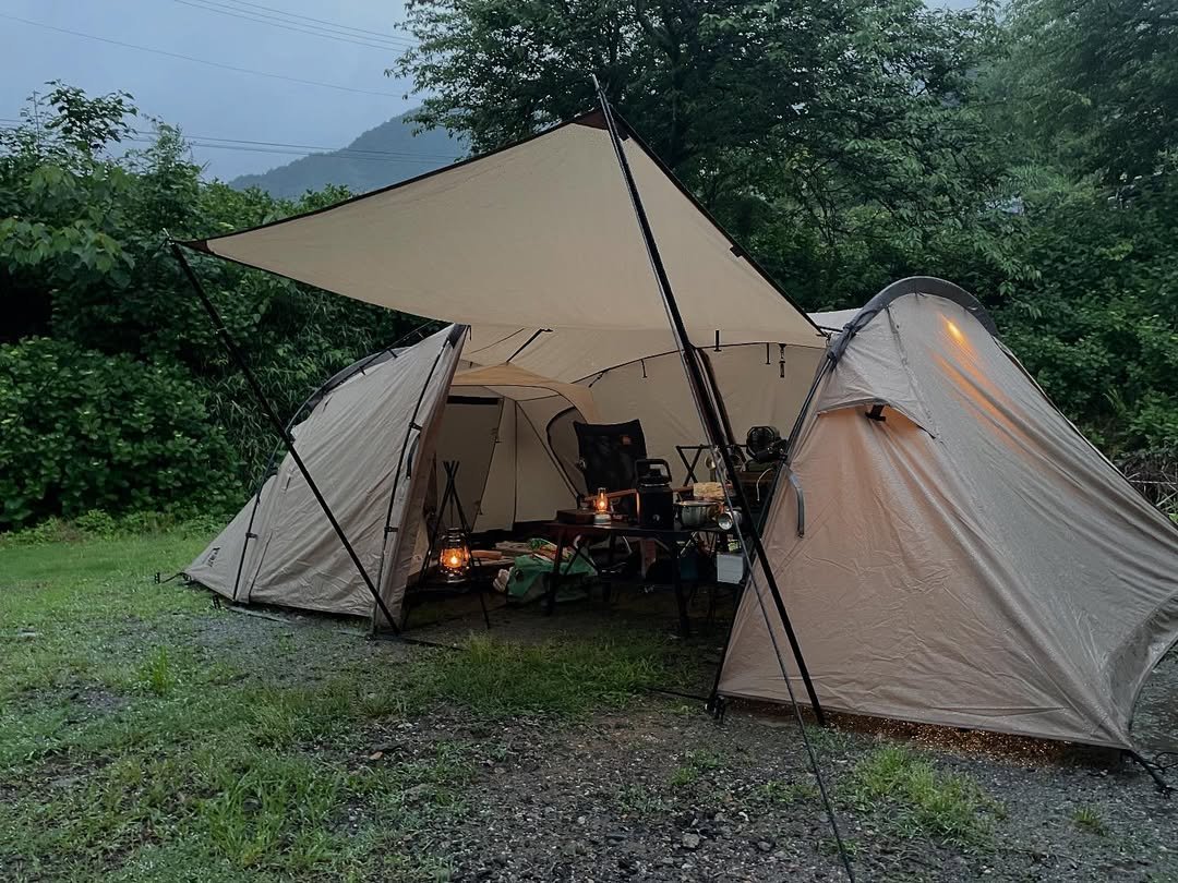dyvcd54964293's tweet photo. 今日は雨のキャンプ☔🏕️

晴れの日のキャンプもいいけれど、
雨の日のキャンプにはまた違った落ち着いた雰囲気があります✨

こ���いう時間も、キャンプの楽しみですね😊

#キャンプ
#雨キャンプ
#アウトドア
#キャンプ時間
#自然の中で
#ランタンの灯り
#キャンプ好き https://t.co/iroTD0m3S6