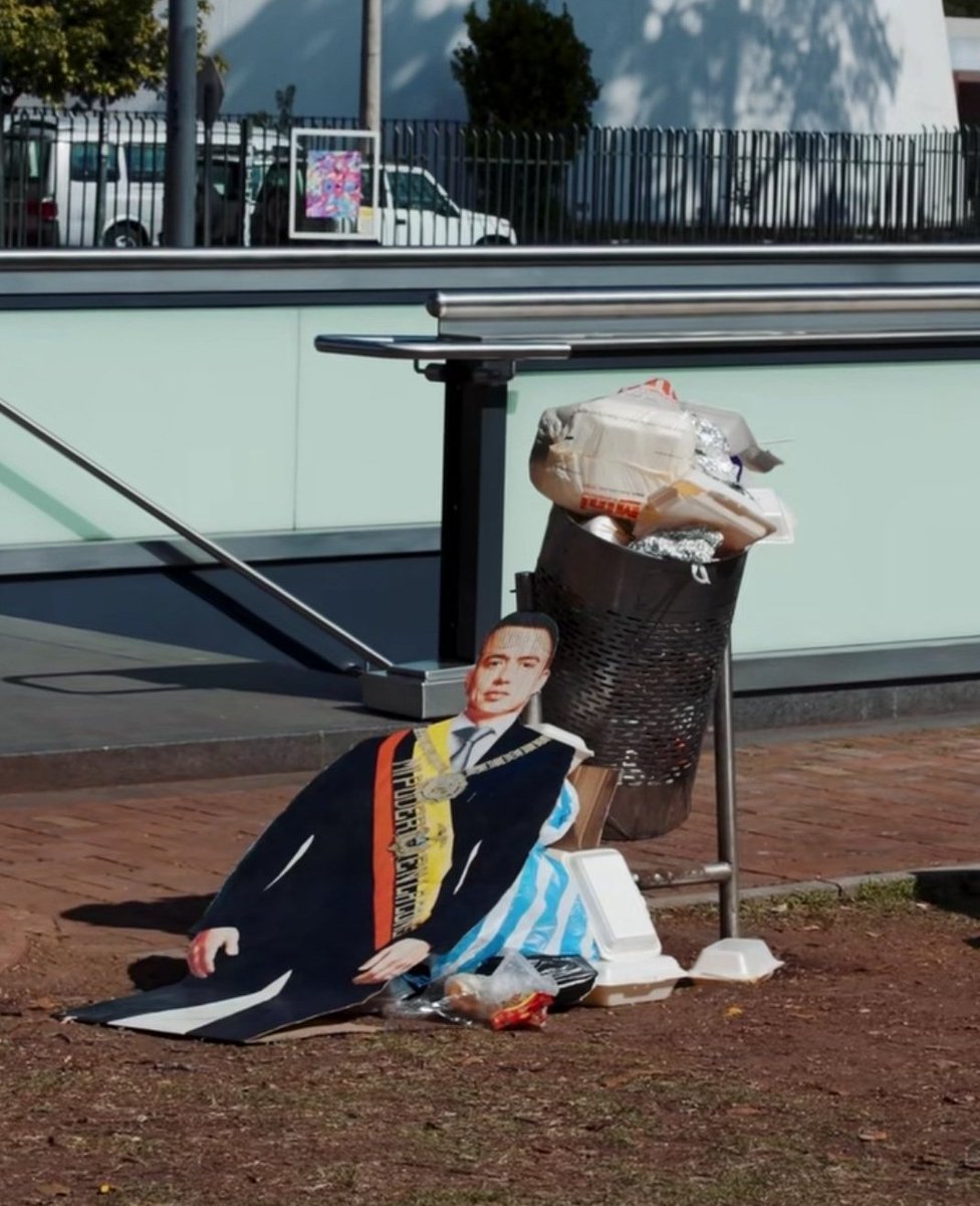 #Samborondón #Guayaquil #Ecuador <a href="/CNEL_EP/">CNEL EP</a> #Noboa #Nobita ¿Tienes calor por los apagones que te dijeron -una vez más- que ya no habrían? Tranquilo, puedes abanicarte con el cartón que exhibiste orgulloso...