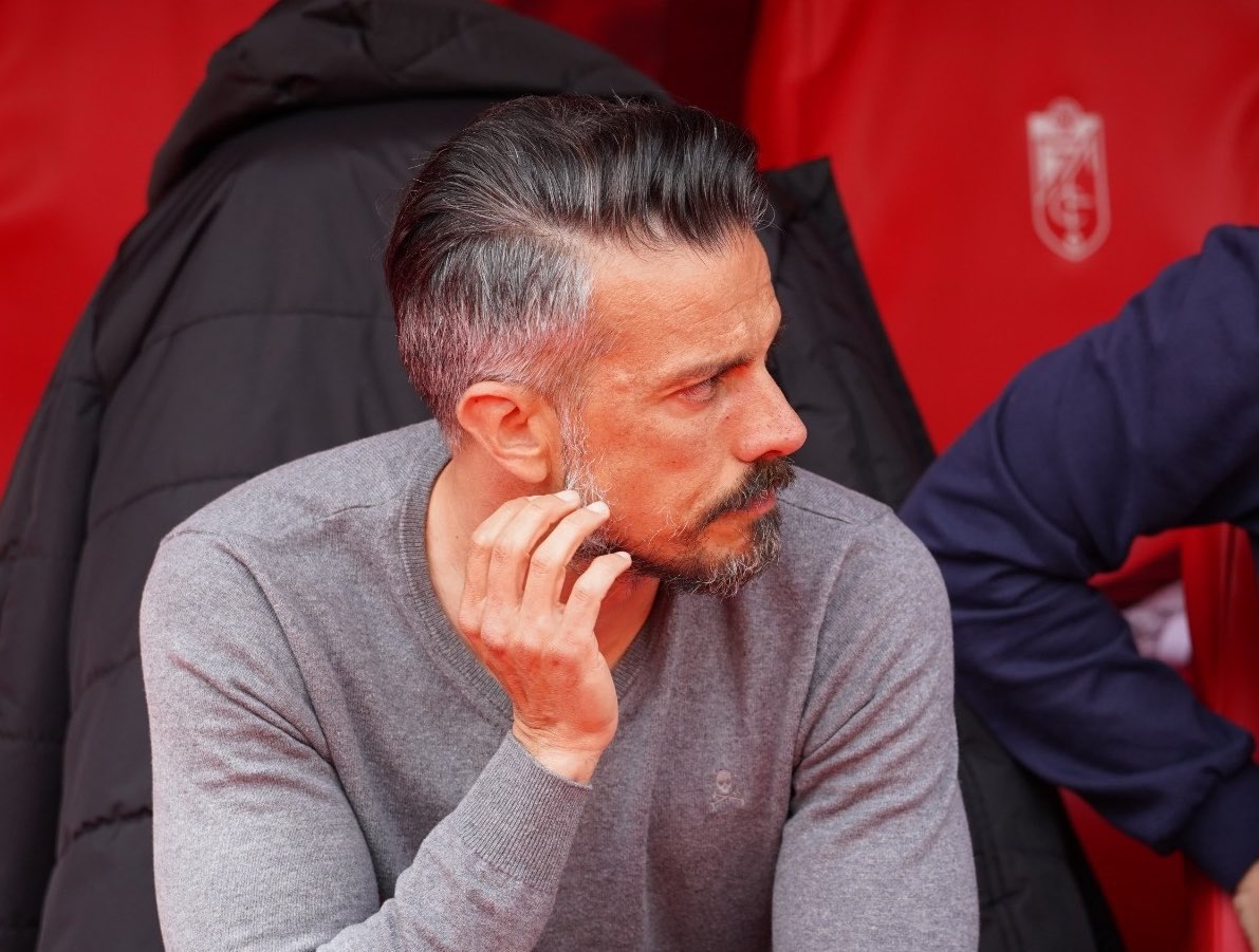 Todo lo poco contundentes que han sido los jugadores sobre el verde a la hora de protestar las decisiones del árbitro no me gusta absolutamente nada.

Rubén ha hablado claro.

Rubén sí que me representa. Hay que tener más sangre, joder.