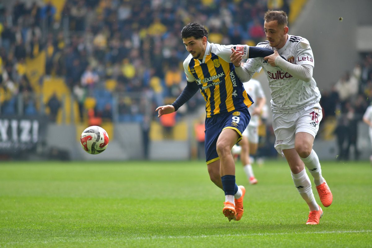 Play-off şansı matematiksel olarak bitene kadar, o sahada terinin son damlasına kadar savaşan her futbolcunun arkasındayız.
Biz bitti demeden bu hikaye bitmez
#Ankaragücü #İmalatıHarbiye