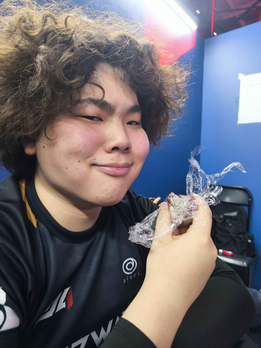 M_kuma07's tweet photo. AXIZにもある炊き立ての日本の米
しかも試合直前に食べたいって言ったらリムさんがおにぎりにしてくれて最高だった

勝ったらお腹減ってもう一個食っちまった
勝利の余韻に浸って食べたゆかり。
この味一生忘れられねぇよ https://t.co/1atkPr7rMn