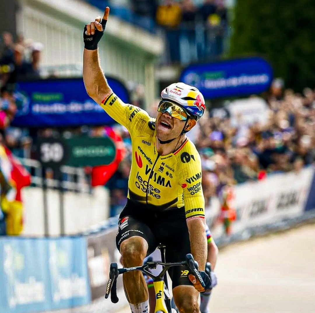 alainmoutonVL's tweet photo. Tussen de allergrootste nu. Wout van Aert.  @parisroubaix https://t.co/d8lY6VXL00
