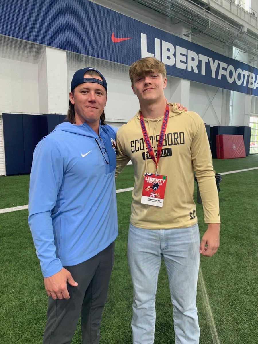 #TheBoro in Lynchburg 

<a href="/TheronMiles_12/">Theron Miles</a> visiting <a href="/LibertyFootball/">Liberty Football</a> for Junior Day 🥶 

#WTD | #RecruitTheBoro