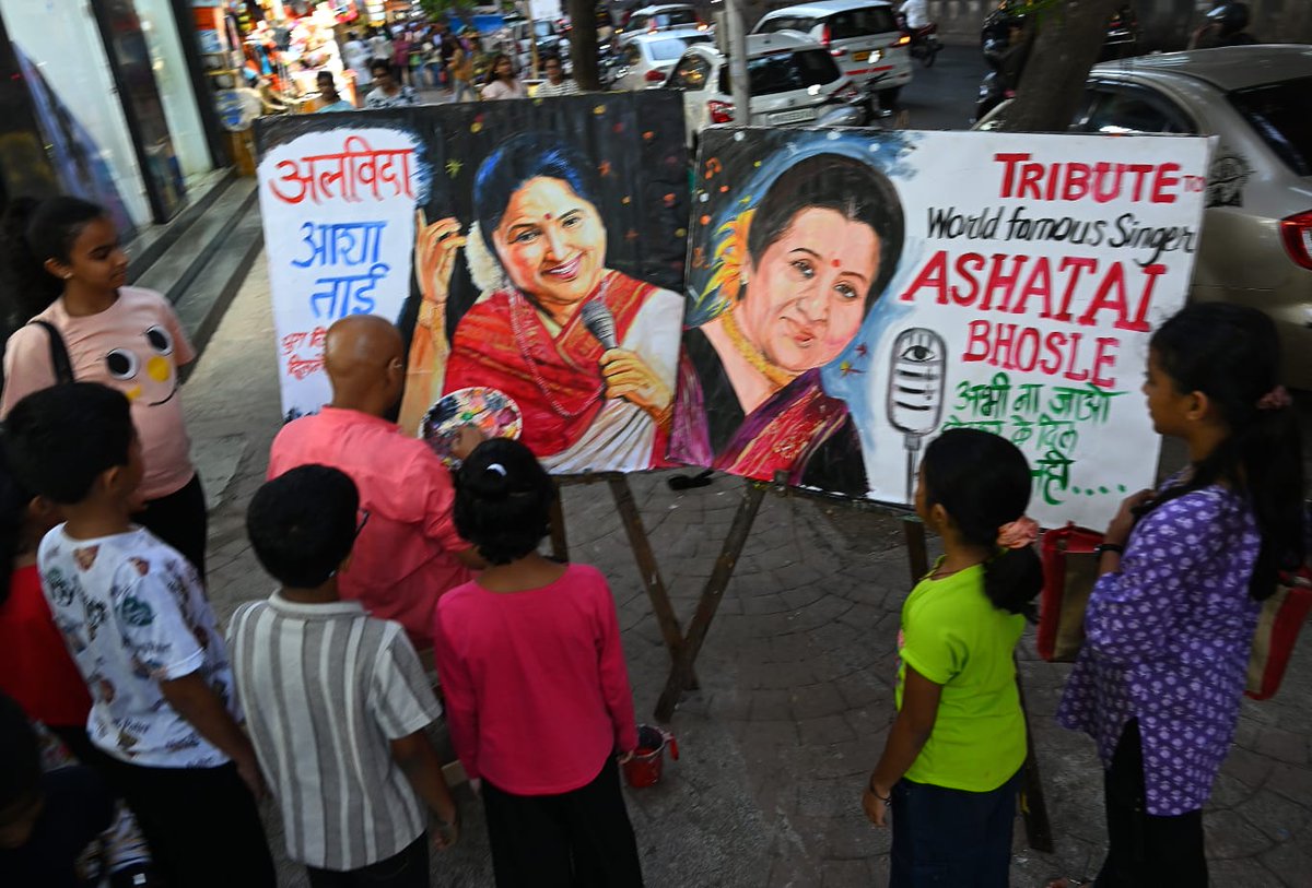 timesofindia's tweet image. #InPics | An emotional tribute from a #Gurukul artist captures the timeless legacy of #AshaBhosle through a heartfelt portrait. The legendary singer, who passed away at 92 due to multi-organ failure at Breach Candy Hospital on April 12, 2026, continues to live on through art and