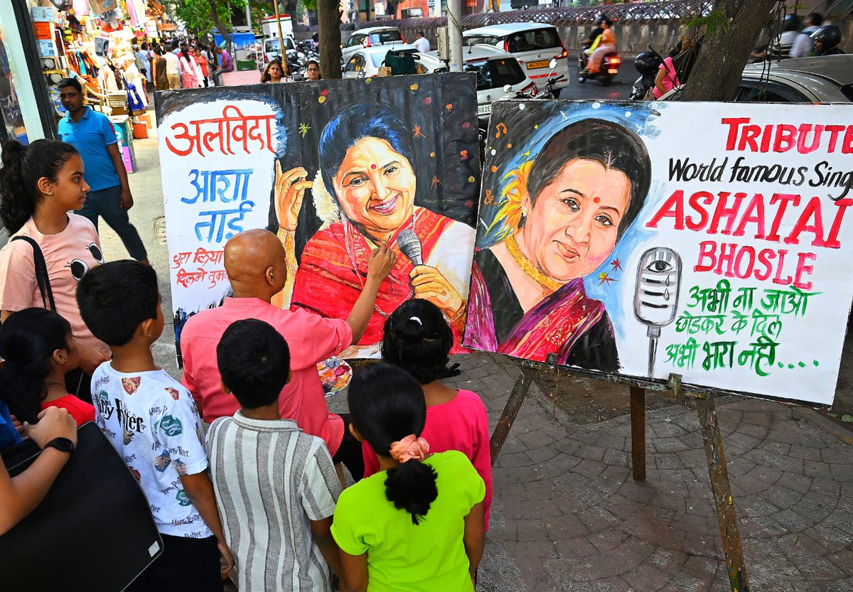 timesofindia's tweet image. #InPics | An emotional tribute from a #Gurukul artist captures the timeless legacy of #AshaBhosle through a heartfelt portrait. The legendary singer, who passed away at 92 due to multi-organ failure at Breach Candy Hospital on April 12, 2026, continues to live on through art and