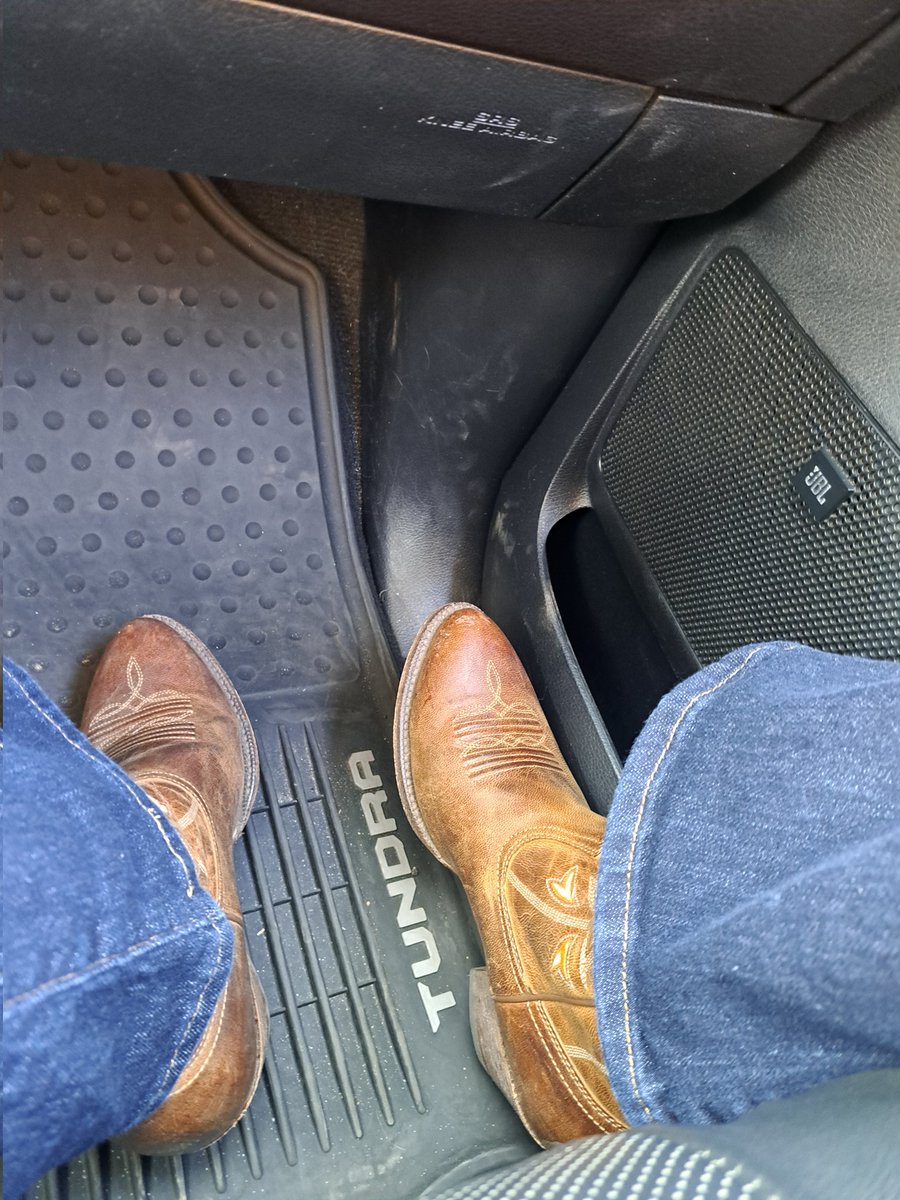 jinxnwhsn's tweet image. #Tundra and #Ariat go together like country &amp;amp; music.