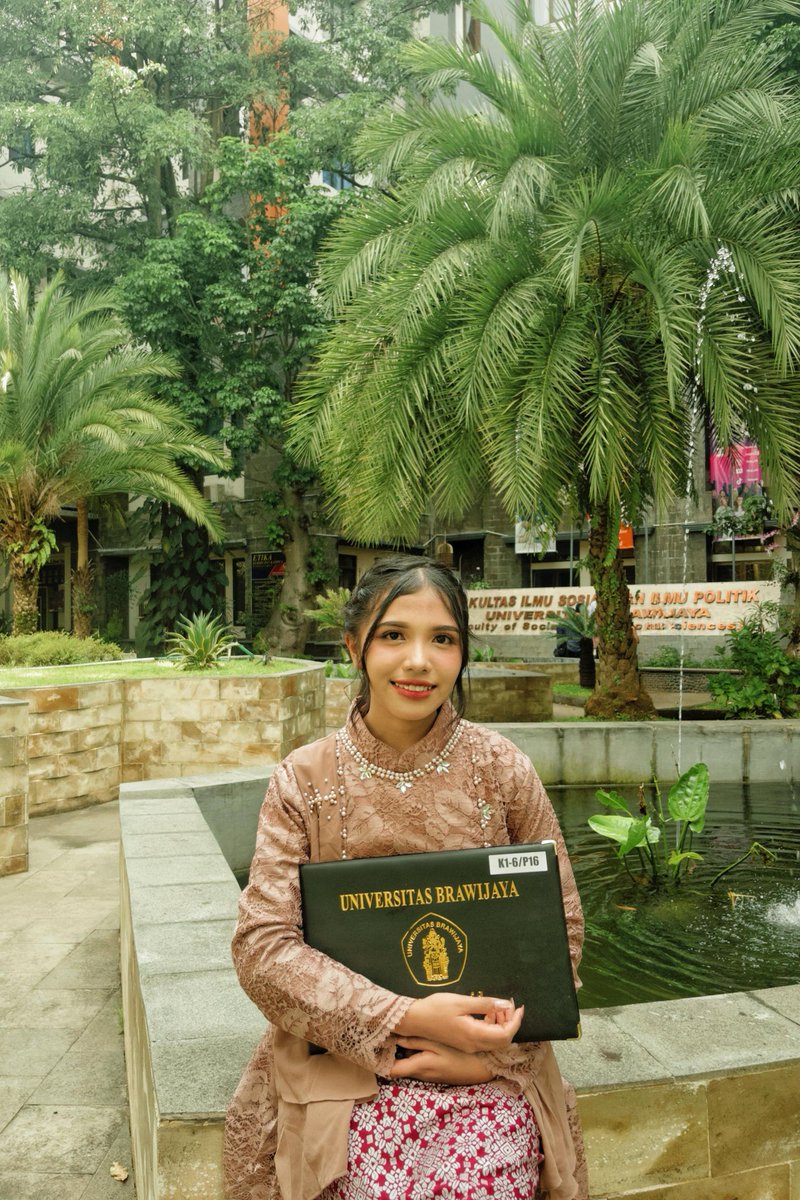linnphsa's tweet image. Bangga menjadi sarjana pertama di keluarga!

#graduation