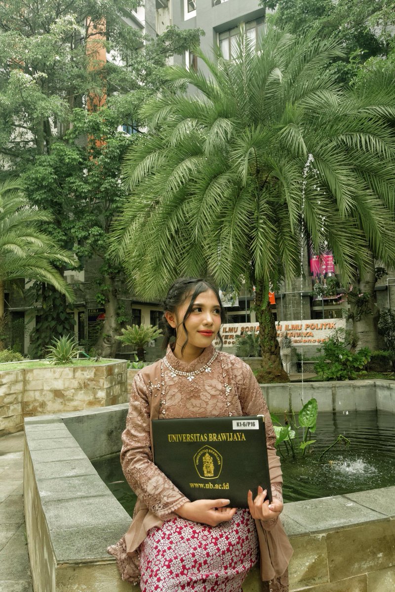 linnphsa's tweet image. Bangga menjadi sarjana pertama di keluarga!

#graduation