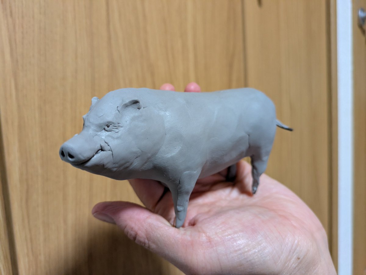 こちらもご依頼品。魚類以外は初めてですが基本的に公序良俗に反するものでなければ何でも作ります。このイノシシですがご依頼主様よりモデルのご指定がありまして、いくつか参考画像をいただきましたが、野外で出くわしたら死を覚悟するほどの厳つさを醸し出していました。