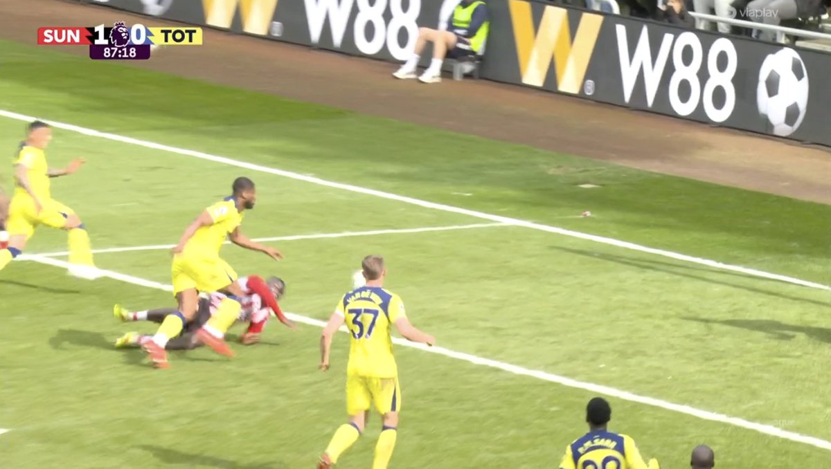 TouchlineX's tweet image. 📸 - Brian Brobbey wants a PENALTY!

NOT GIVEN!