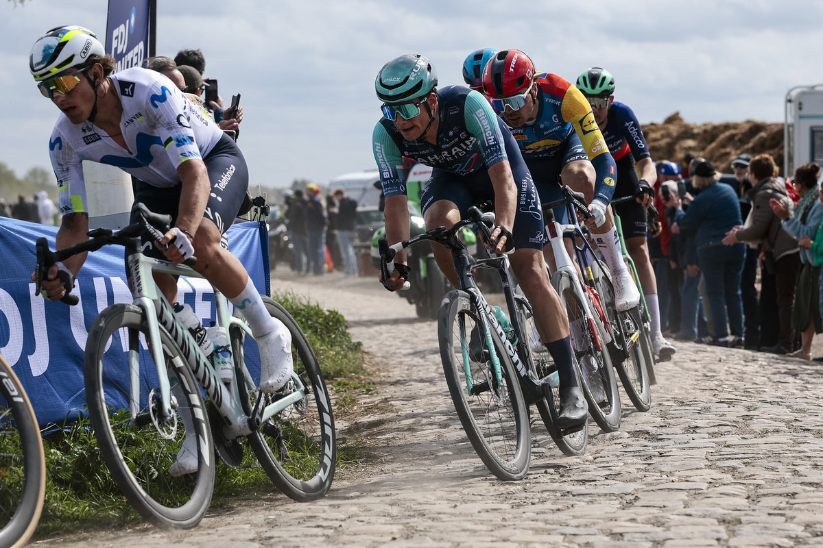 Movistar_Team's tweet photo. 🇫🇷 #ParisRoubaix 🏁 Batalla constante en una guerra de desgaste. En meta, @ivan_cortina  finaliza 24º.  

📸 @SprintCycling 

#RodamosJuntos I @movistar_es I @parisroubaix https://t.co/AocAD0xrno