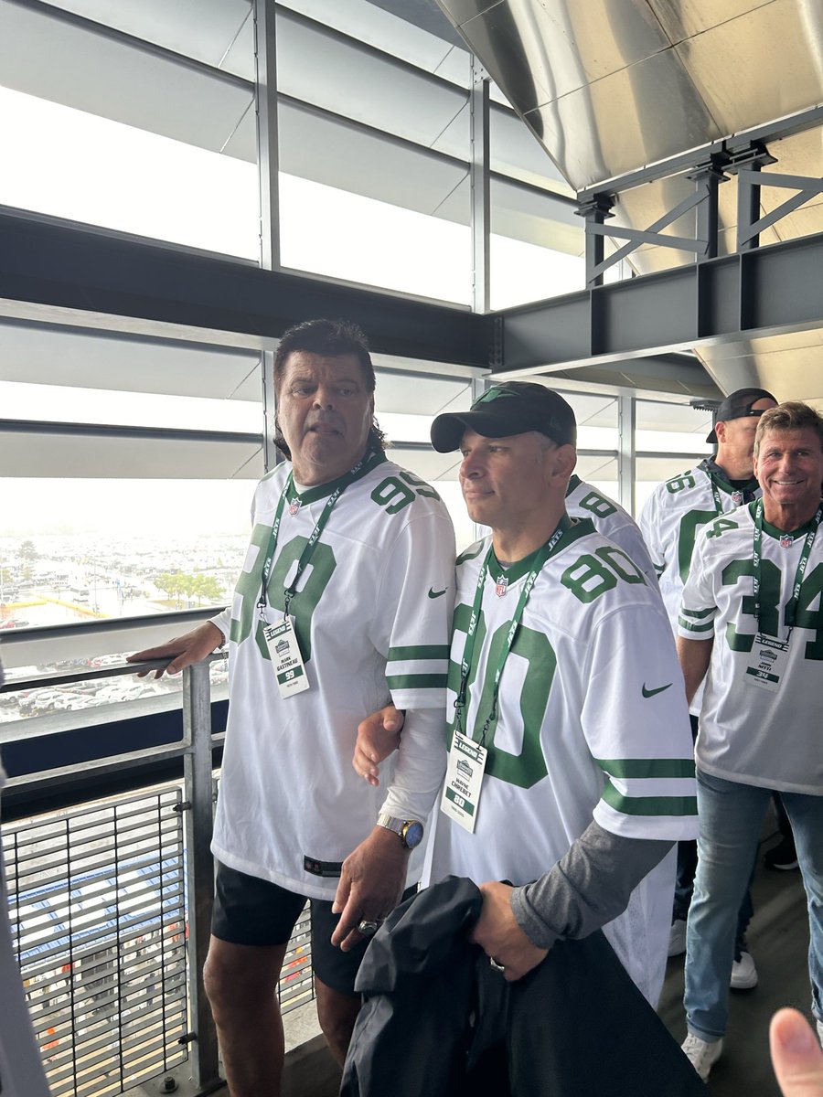 4pawsdoc's tweet photo. @nyjets @GarrettWilson_V i have been a fan so long. would love it. thank u https://t.co/85wYFsvkDA
