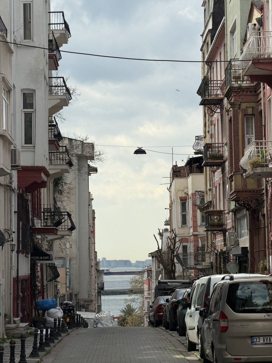 Nerraograyghost's tweet photo. Kadıköy’de sahaf gezdiğim ve Htalksı gördüğüm bir gün oluyor https://t.co/6kKn9WRaXL