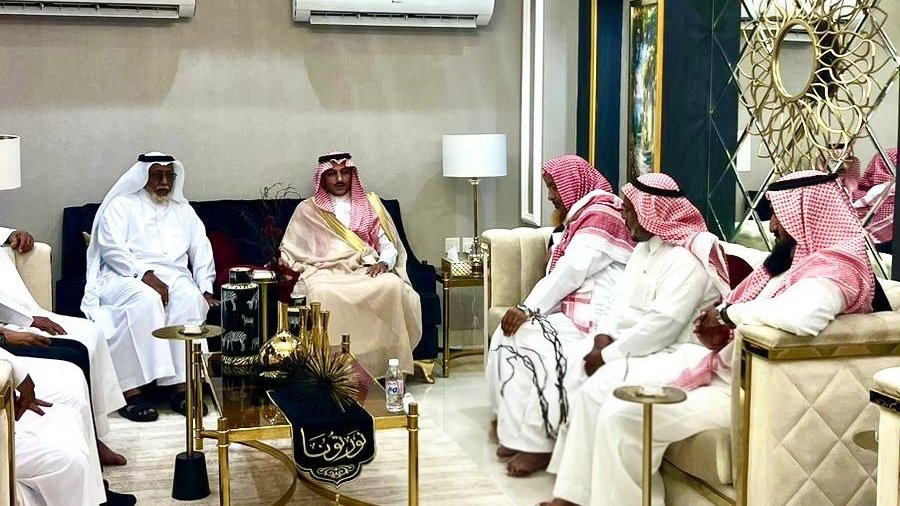 ruknews's tweet photo. محافظ #صامطة يواسي أسرة المعمر المدخلي

قدم محافظ صامطة الدكتور خفير بن زارع العمري التعازي والمواساة إلى أسرة المعمر الشيخ علي بن أحمد الطالبي المدخلي، رحمه الله، الذي توفي عن عمر يناهز 107 سنوات.

وكان في استقباله في «حي #الركوبة» عضو المجلس المحلي الأستاذ هادي بن يحيى الطالبي، والداعية الشيخ يحيى عبده الطالبي، وعدد من أبناء الفقيد وأفراد أسرته.

أعرب ذوو الفقيد عن شكرهم الجزيل للمحافظ على هذه اللفتة الإنسانية، مشيدين بحرصه الدائم على التواصل مع الأهالي والوقوف إلى جانبهم في أحزانهم، سائلين الله أن لا يُرِيَهم مكروهًا.