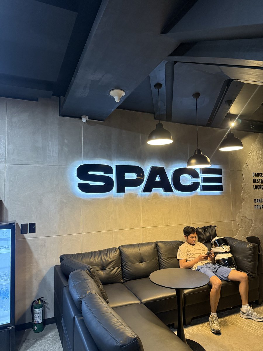 yuta_in_tokyo_'s tweet image. フィリピンで初めて行ったダンススタジオにまた戻ってきました！
本当にフィリピン人は楽しむのが好きでクラスの雰囲気が毎回最高です！
#Manila #Philippines #Spacestudio