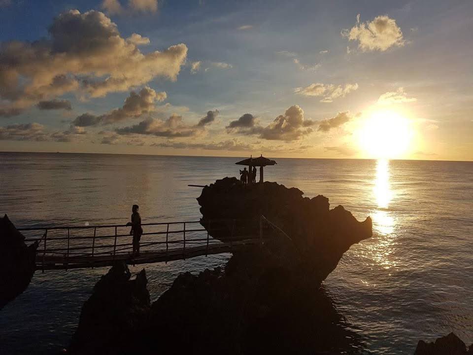 JMTheJubail's tweet photo. Watching 18th rose made miss the island (romblon). Plus the fact that the movie itself is 5/5 -the setting, the story telling , the cinematography and the music scoring. What a beautiful creation 💙❤️🫂 #kyleechari #xyrielmanabat #netflix #18throse https://t.co/LwnBeJOuO3