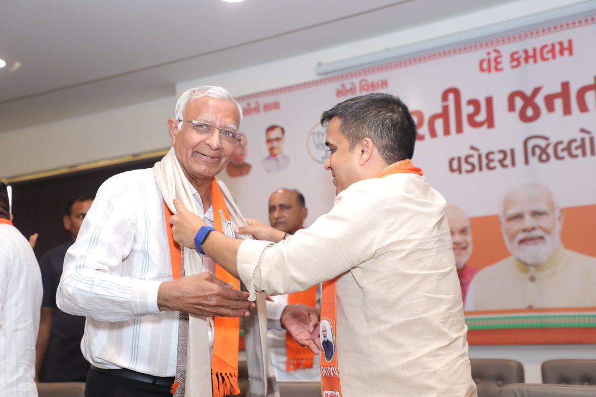 sanghaviharsh's tweet photo. જનસેવાનો દૃઢ સંકલ્પ, વિજયનો વિશ્વાસ !

સ્થાનિક સ્વરાજ્યની ચૂંટણી એ માત્ર સત્તાનું માધ્યમ નથી, લોકોની સેવા કરવાનો માર્ગ છે. આજે વડોદરા જિલ્લા કાર્યાલય ખાતે સામાજિક અગ્રણીઓ અને સક્રિય કાર્યકર્તાઓ સાથે બેઠક યોજી આગામી રણનીતિ અંગે વિસ્તૃત ચર્ચા કરી. આ વિસ્તારના કાર્યકર્તાઓ જે પ્રકારે પૂર્ણ સમર્પણથી જનસેવા કરી રહ્યા છે, તે જોઈને આનંદ થયો.