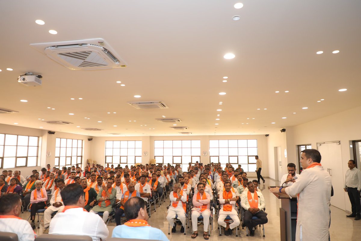 sanghaviharsh's tweet photo. જનસેવાનો દૃઢ સંકલ્પ, વિજયનો વિશ્વાસ !

સ્થાનિક સ્વરાજ્યની ચૂંટણી એ માત્ર સત્તાનું માધ્યમ નથી, લોકોની સેવા કરવાનો માર્ગ છે. આજે વડોદરા જિલ્લા કાર્યાલય ખાતે સામાજિક અગ્રણીઓ અને સક્રિય કાર્યકર્તાઓ સાથે બેઠક યોજી આગામી રણનીતિ અંગે વિસ્તૃત ચર્ચા કરી. આ વિસ્તારના કાર્યકર્તાઓ જે પ્રકારે પૂર્ણ સમર્પણથી જનસેવા કરી રહ્યા છે, તે જોઈને આનંદ થયો.