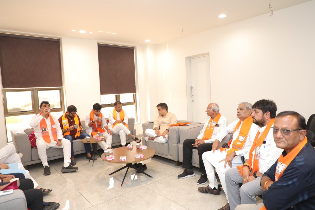 sanghaviharsh's tweet photo. જનસેવાનો દૃઢ સંકલ્પ, વિજયનો વિશ્વાસ !

સ્થાનિક સ્વરાજ્યની ચૂંટણી એ માત્ર સત્તાનું માધ્યમ નથી, લોકોની સેવા કરવાનો માર્ગ છે. આજે વડોદરા જિલ્લા કાર્યાલય ખાતે સામાજિક અગ્રણીઓ અને સક્રિય કાર્યકર્તાઓ સાથે બેઠક યોજી આગામી રણનીતિ અંગે વિસ્તૃત ચર્ચા કરી. આ વિસ્તારના કાર્યકર્તાઓ જે પ્રકારે પૂર્ણ સમર્પણથી જનસેવા કરી રહ્યા છે, તે જોઈને આનંદ થયો.