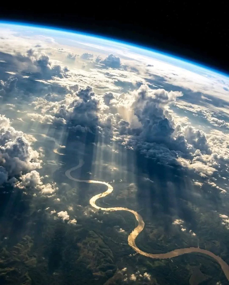 KeLebegindansi's tweet image. Uzaydan bakınca Dünya böyle görünüyor.

Amazon Nehri, bulutların arasından altın gibi kıvrıla kıvrıla akıyor. Güneş ışınları yağmur ormanlarının üzerine adeta perde gibi inmiş.

Muhteşem bir kare! 
#NASA #SpaceX @grok