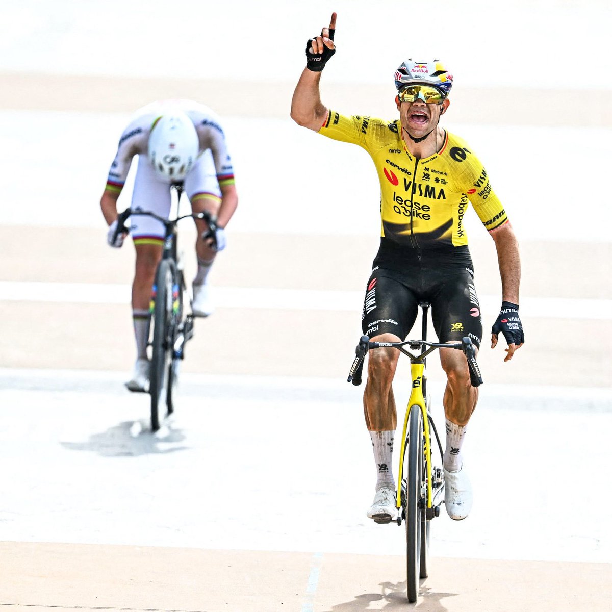 𝐋𝐄 𝐑𝐄̂𝐕𝐄 𝐃'𝐔𝐍𝐄 𝐕𝐈𝐄
In una #Rubaix senza senso lo sport più bello e sfiancante del mondo regala una gara pazzesca e il vincitore più giusto