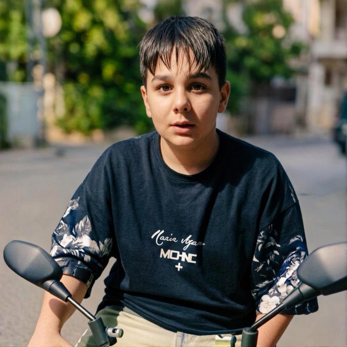 Este es Mohammad Hossein Shokri, de 16 años.

Secuestrado por terroristas del régimen islámico por protestar. Enfrenta una sentencia de muerte.

Es solo un niño.

⚠️ Haz que esto se haga viral - ahora.