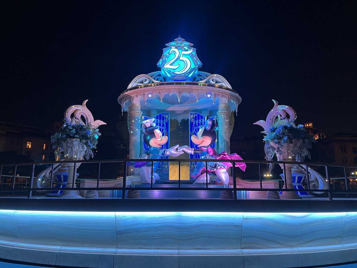 happiest_place's tweet photo. お友達に誘ってもらってSparkling Jubilee Special Nightへ✨
25thのコスチュームのキャラクターたちにも会えて大満喫でしたー！ https://t.co/QG6N5iyr3a