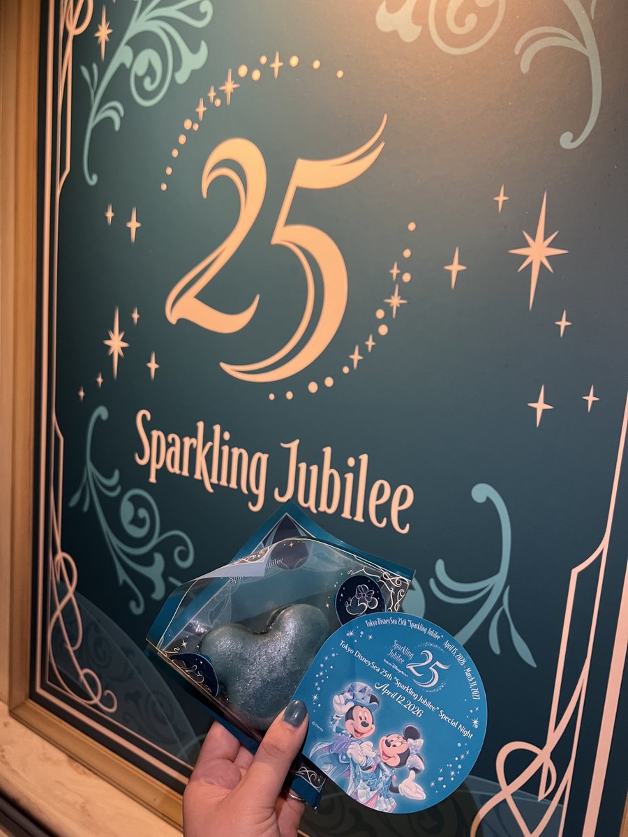 happiest_place's tweet photo. お友達に誘ってもらってSparkling Jubilee Special Nightへ✨
25thのコスチュームのキャラクターたちにも会えて大満喫でしたー！ https://t.co/QG6N5iyr3a