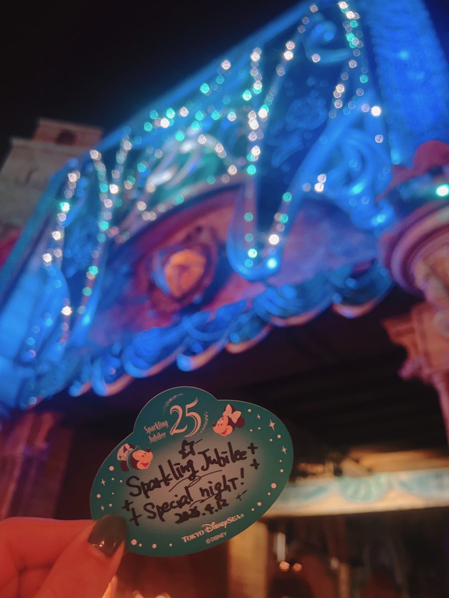 happiest_place's tweet photo. お友達に誘ってもらってSparkling Jubilee Special Nightへ✨
25thのコスチュームのキャラクターたちにも会えて大満喫でしたー！ https://t.co/QG6N5iyr3a