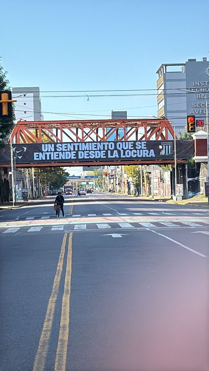 sof_1903's tweet image. Desde temprano, la presencia de #Nike junto a #Racing en Avellaneda.

Hoy se estrena la nueva indumentaria frente a River.
Habrá 10 productos Nike a la venta en los puestos de Locademia, en el estadio Presidente Perón, desde las 17 hs.
La web de Nike lanzará la venta a las 14 hs.