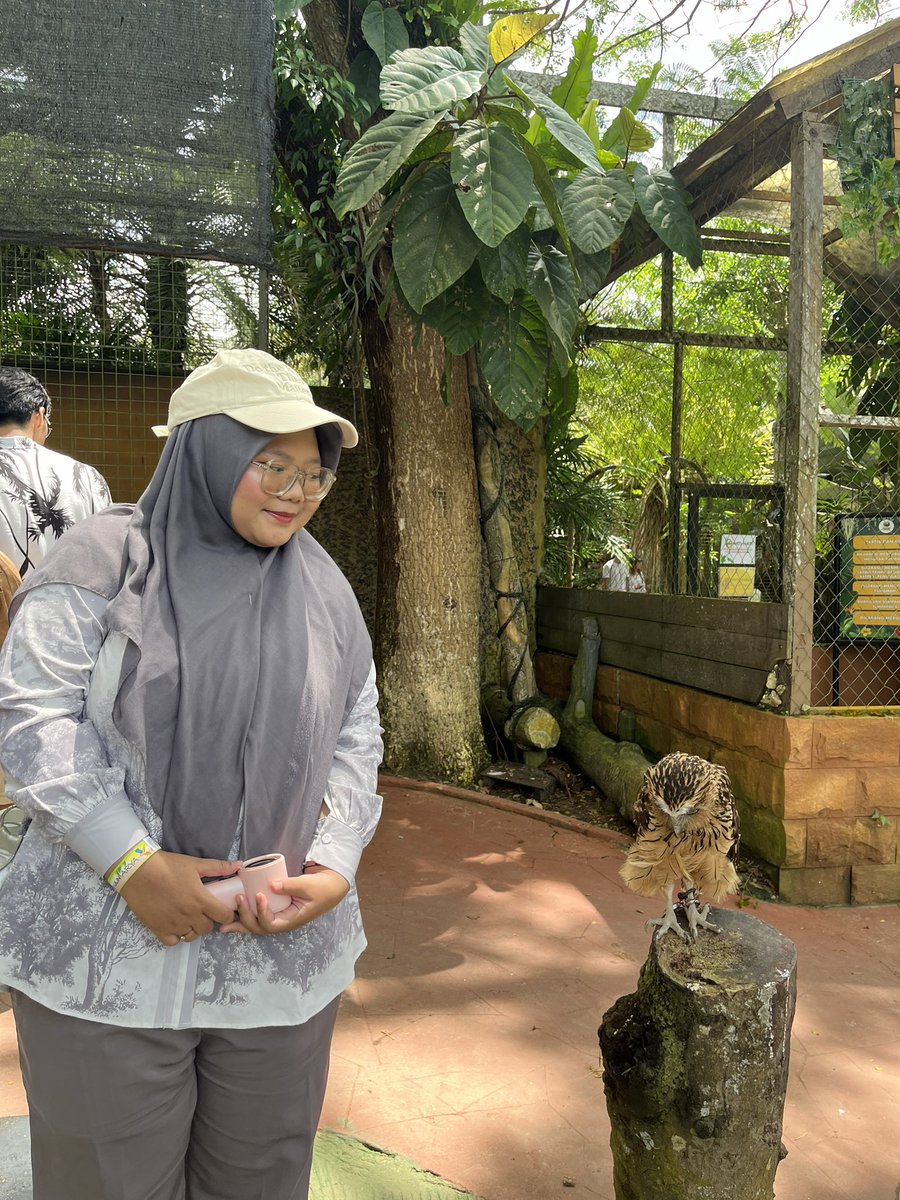 haonusite's tweet image. everyone today is out socializing at Mingyu's bday event, sedangkan gw bersosialisasi di mini zoo krn gak ada yg bikin bday mingyu event di kota gw #sad