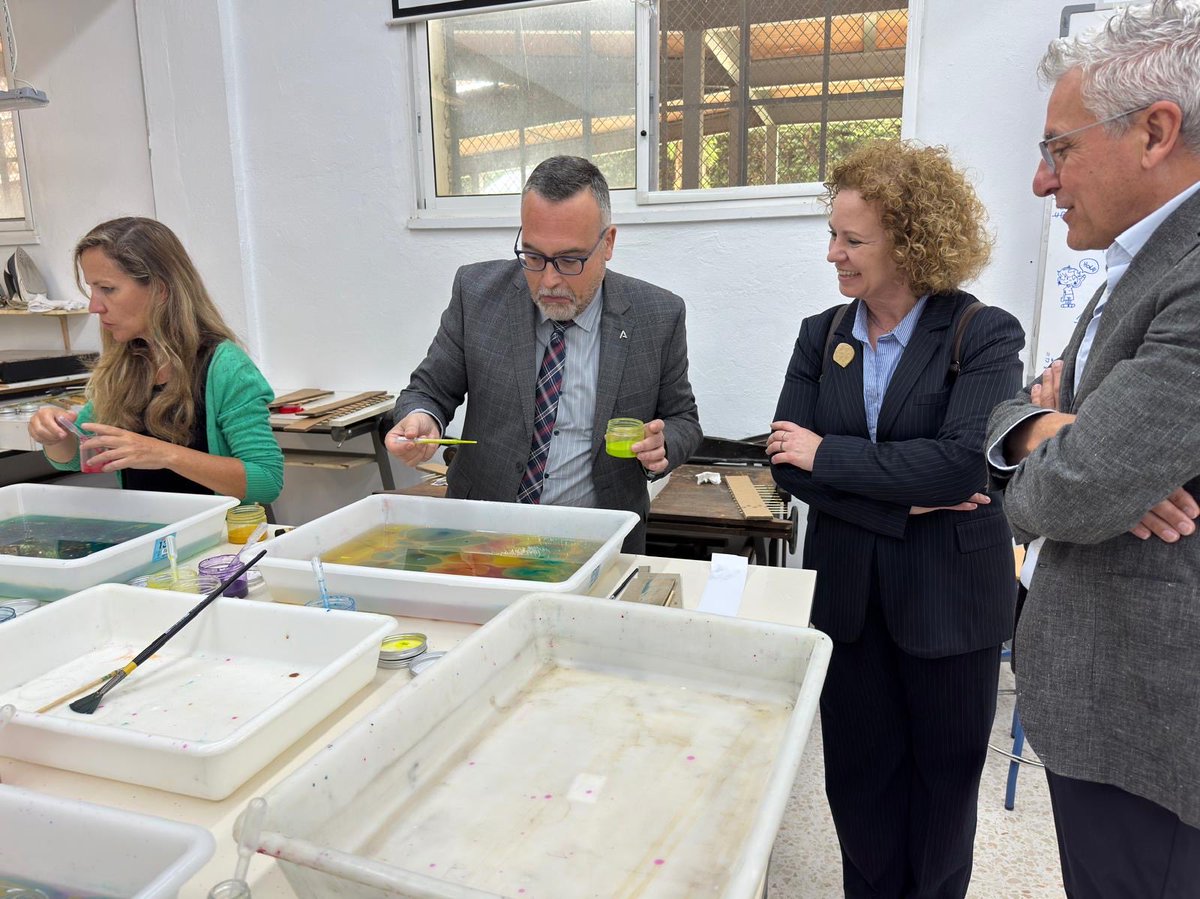 EducaAnd's tweet photo. Clausura en #Málaga de las XIX Jornadas de Escuelas de Arte de Andalucía. El viceconsejero, Pablo Quesada, ha acompañado a los participantes en un encuentro que demuestra que el #TalentoAndaluz no tiene límites. 
✨Tradición y modernidad artística se dan la mano en nuestras aulas https://t.co/tyCruKCN3J