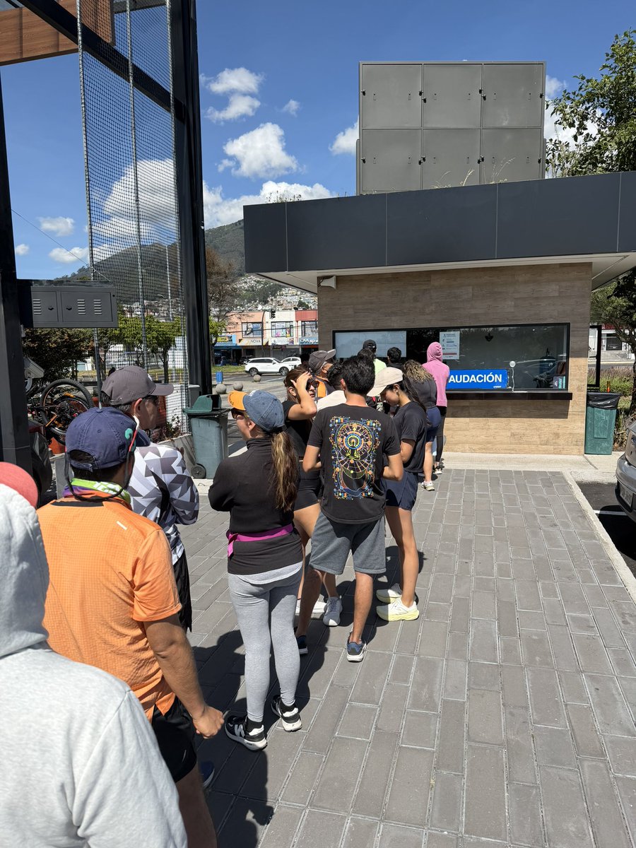 Cucayo1948's tweet photo. @ObrasQuito @pabelml @MunicipioQuito 
Fila de 25 minutos para pagar parqueadero en el parque Bicentenario. Una sola caja abierta. Es absurdo, falta mucha planificación https://t.co/a7amwAo5HP