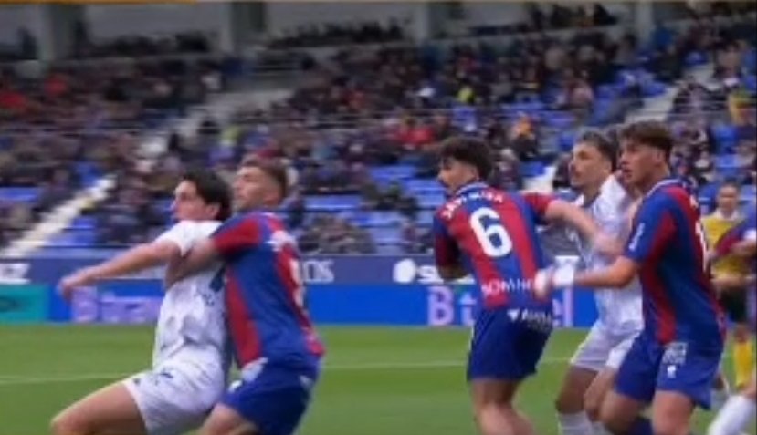 MrAsubio's tweet image. #Dépor #Huesca

🫂 Saque de córner coruñés onde vemos a Jordi Martín facéndolle unha aperta a Mulattieri, levándoo cara o chan e evitando que o italiano poida rematar caendo o balón a eles, de feito, é despexado por Martín coa perna que deixa arriba

📌 É PENAL.

👮🏻‍♂️:❌️
📺:❌️