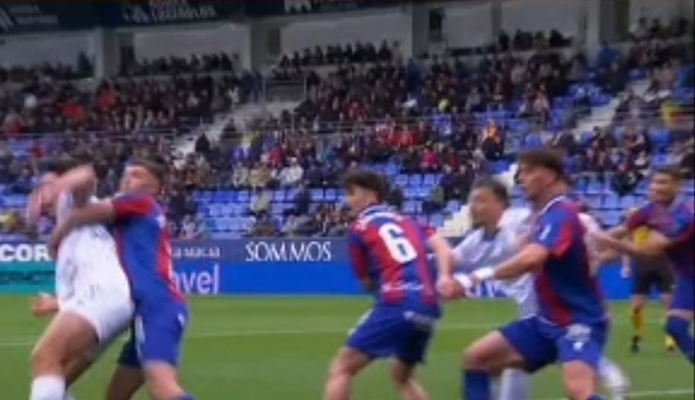 MrAsubio's tweet image. #Dépor #Huesca

🫂 Saque de córner coruñés onde vemos a Jordi Martín facéndolle unha aperta a Mulattieri, levándoo cara o chan e evitando que o italiano poida rematar caendo o balón a eles, de feito, é despexado por Martín coa perna que deixa arriba

📌 É PENAL.

👮🏻‍♂️:❌️
📺:❌️