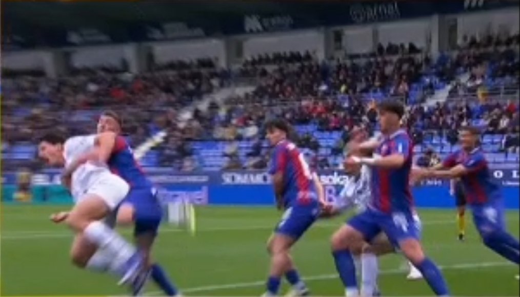 MrAsubio's tweet image. #Dépor #Huesca

🫂 Saque de córner coruñés onde vemos a Jordi Martín facéndolle unha aperta a Mulattieri, levándoo cara o chan e evitando que o italiano poida rematar caendo o balón a eles, de feito, é despexado por Martín coa perna que deixa arriba

📌 É PENAL.

👮🏻‍♂️:❌️
📺:❌️