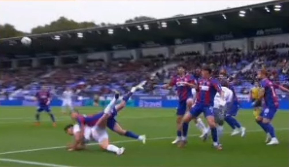 MrAsubio's tweet image. #Dépor #Huesca

🫂 Saque de córner coruñés onde vemos a Jordi Martín facéndolle unha aperta a Mulattieri, levándoo cara o chan e evitando que o italiano poida rematar caendo o balón a eles, de feito, é despexado por Martín coa perna que deixa arriba

📌 É PENAL.

👮🏻‍♂️:❌️
📺:❌️